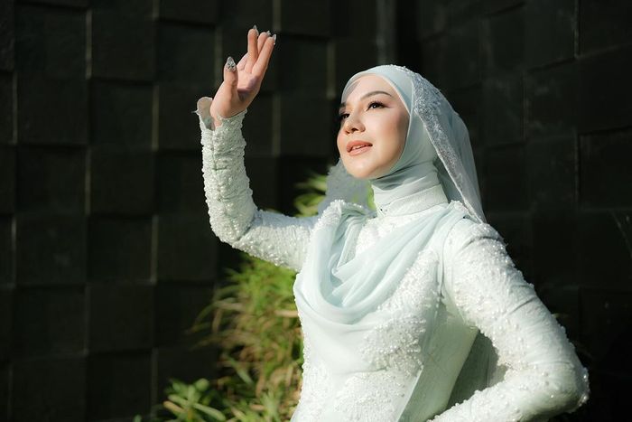 Irish Bella tampil anggun kenakan kebaya mint saat menikah dengan Haldy Sabri.