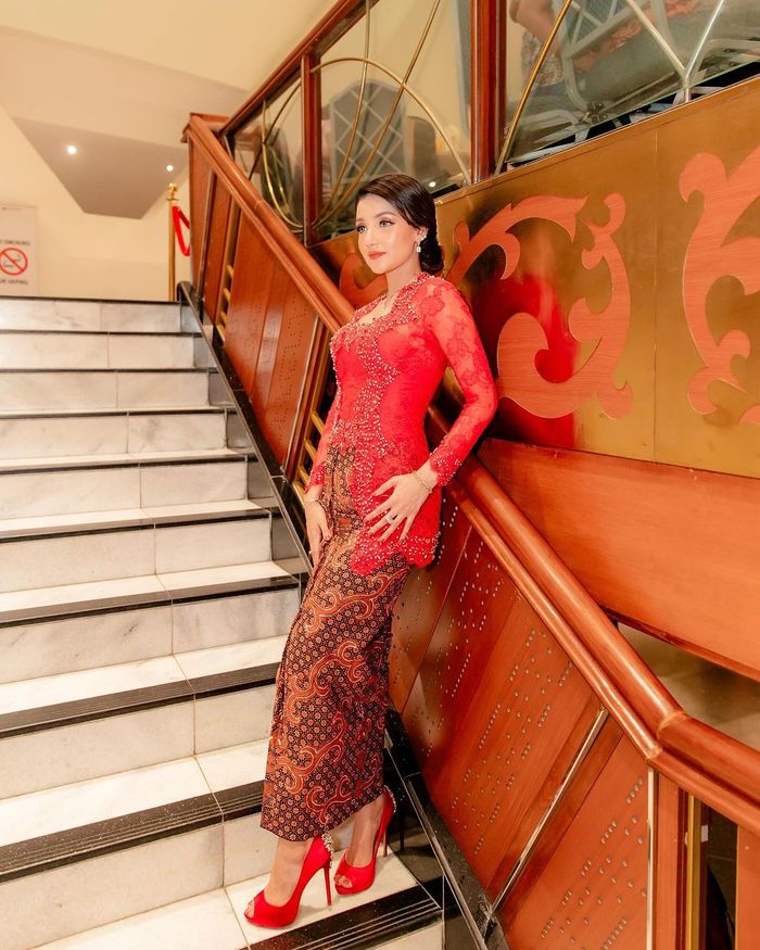 Tsania Marwa kenakan kebaya merah saat wisuda S2 di bidang Psikologi.