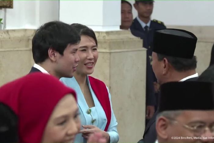 Wakil Menteri Permberdayaan Perempuan dan Perlindungan Anak Veronica Tan didampingi putra sulungnya, Nicolas Sean, berbincang dengan Presiden Prabowo seusai pelantikan wakil menteri di Istana Negara, Jakarta, Senin (21/10/2024). 