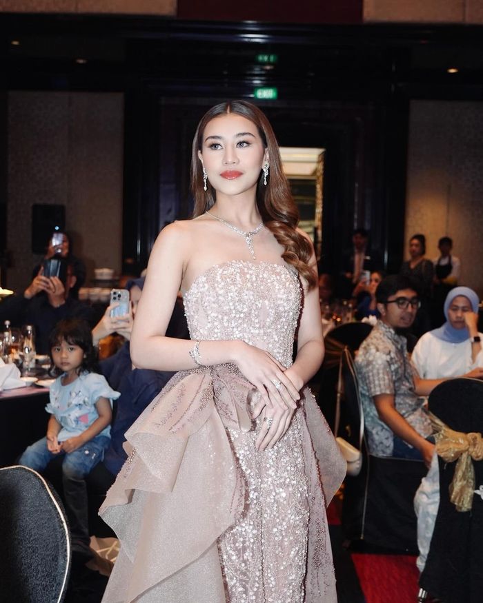 Aaliyah Massaid hadiri event brand perhiasan Adelle Jewellery.