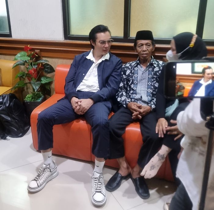 Penampilan necis Baim Wong saat sidang perdana di Pengadilan Agama Jakarta Selatan, Rabu (23/10/2024).