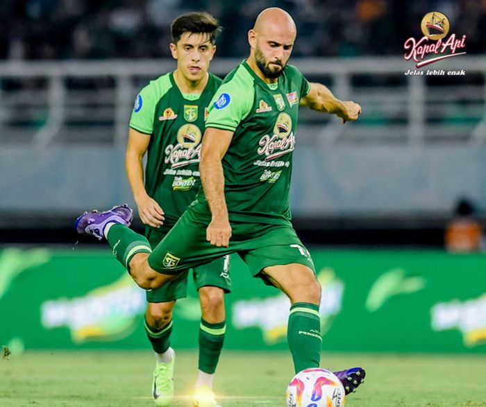 Suasana Pertandingan antara Persebaya Surabaya Vs PSM Makassar dalam laga pekan ke-9 Liga 1 2024/2025 di Stadion Gelora Bung Tomo, Surabaya, Rabbu (23/10/2024).
