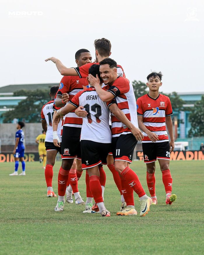 Selebrasi pemain Madura United usai Andi Irfan mencetak gol ke gawang PSIS Semarang pada pekan kesembilan Liga 1 2024/2025 di Stadion Gelora Bangkalan, Madura, Rabu (23/10/2024).