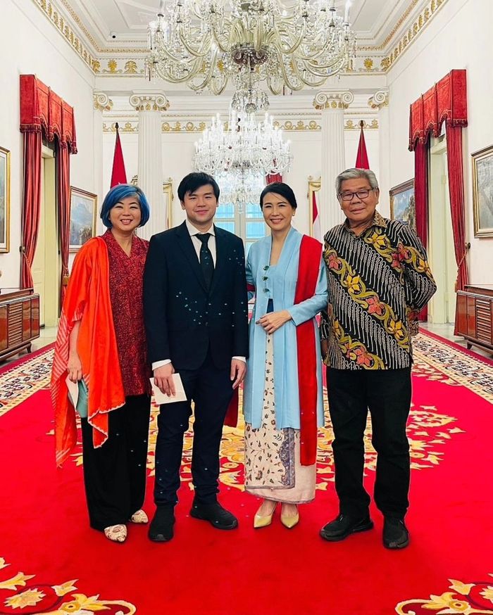 Veronica Tan ditemani sang putra, Nicholas Sean, saat pelantikan sebagai Wakil Menteri PPPA.