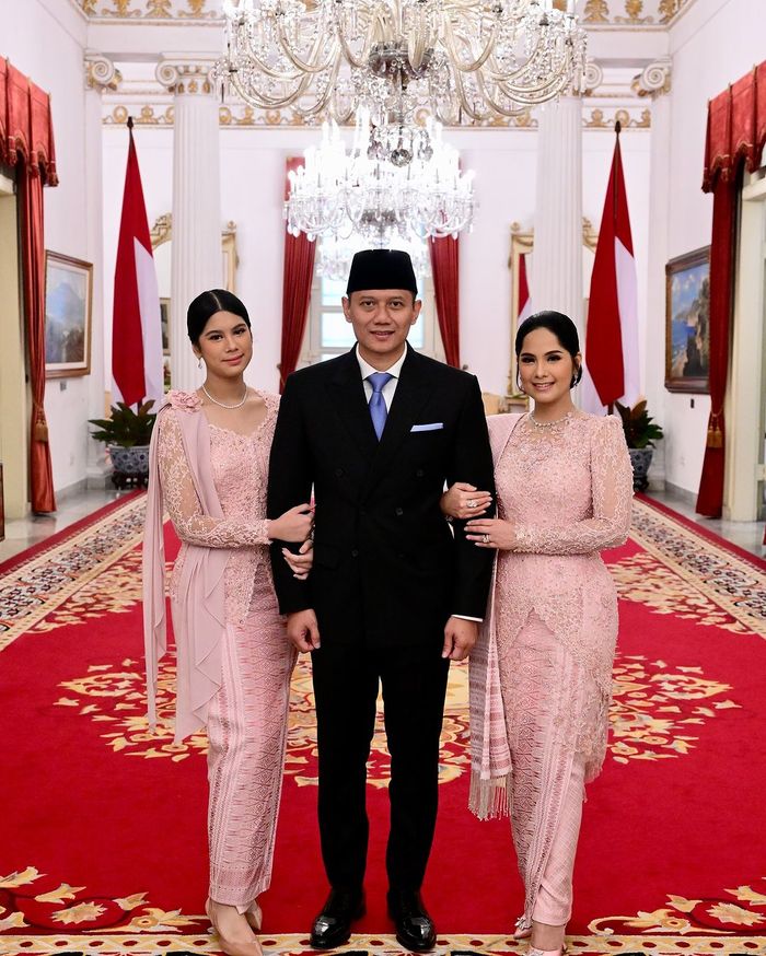 Aira Yudhoyono, Agus Harimurti Yudhoyono, dan Annisa Pohan, di pelantikan menteri kabinet Merah Putih.