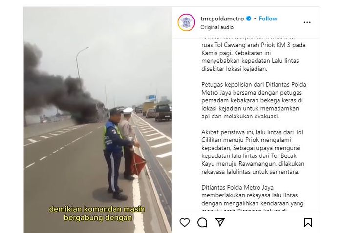 Kebakaran bus pariwisata di Tol Becakayu, Jatinegara, Kamis (24/10/2024).
