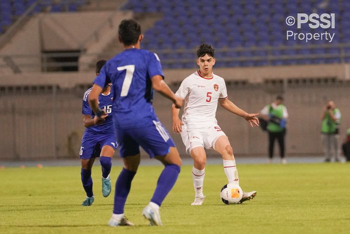 Aksi Mathew Baker saat timnas U-17 Indonesia menang 1-0 atas tuan rumah Kuwait dalam laga perdana grup G Kualifikasi Piala Asia U-17 2025 di Stadion Al Ahmadi, Kuwait pada Rabu (23/10/2024).