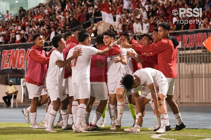 Selebrasi gol Mathew Baker saat timnas U-17 Indonesia menang 1-0 atas tuan rumah Kuwait dalam laga perdana grup G Kualifikasi Piala Asia U-17 2025 di Stadion Al Ahmadi, Kuwait pada Rabu (23/10/2024).