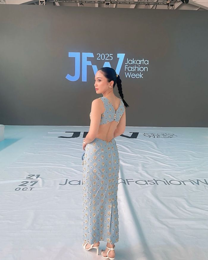 Bunga Zainal tampil anggun dengan backless dress di JFW 2025.