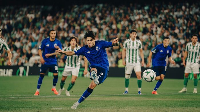 Bek berdarah Indonesia, Kevin Diks, mencetak gol penalti untuk FC Copenhagen ke gawang Real Betis pada ajang UEFA Conference League di Stadion Benito Villamarin, Kamis (24/10/2024).