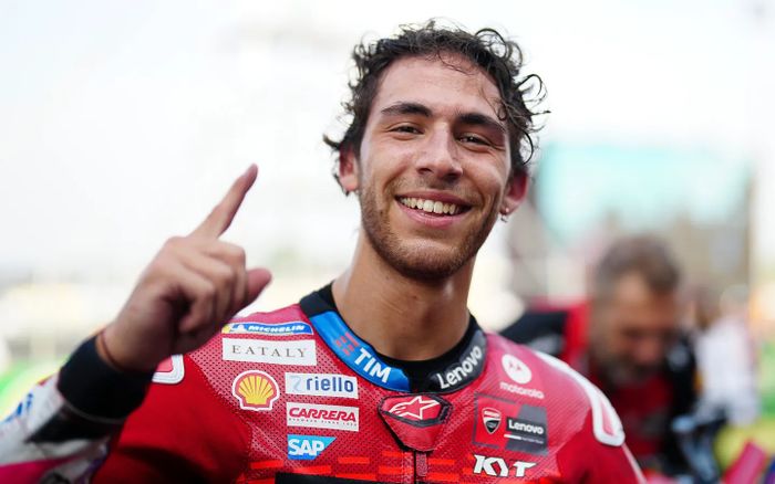 Pembalap Ducati Lenovo, Enea Bastianini, membuat gestur angka satu dengan jarinya setelah memenangi sprint MotoGP Thailand di Sirkuit Buriram, Buriram, Thailand, 26 Oktober 2024.