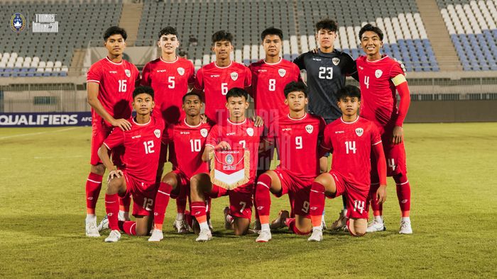 Skuad timnas U-17 Indonesia berfoto bersama sebelum pertandingan melawan timnas U-17 Australia, Minggu (27/10/2024).