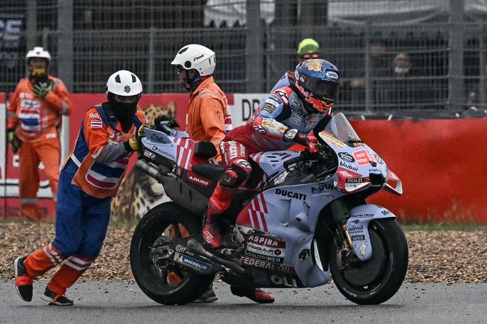 Pembalap Gresini Racing, Marc Marquez, didorong oleh marshal setelah mengalami kecelakaan pada balapan MotoGP Thailand di Sirkuit Internasional Buriram, Buriram, 27 Oktober 2024.