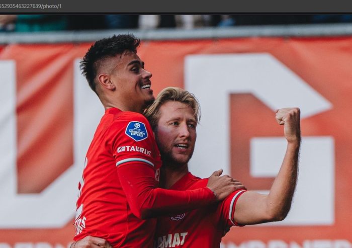 Mees Hilgers berhasil mencetak gol dan membawa FC Twente membantai tim papan bawah serta meroket ke empat besar Liga Belanda 2024-2025.