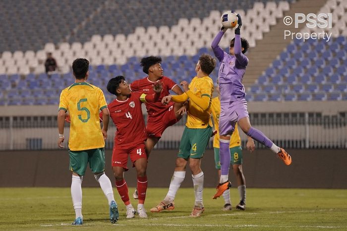 Suasana pertandingan antara timnas U-17 Indonesia vs Australia yang terlaksana di Stadion Abdullah Alkhalifa Alsabah, Mishref, Kuwait, Minggu (27/10/2024).