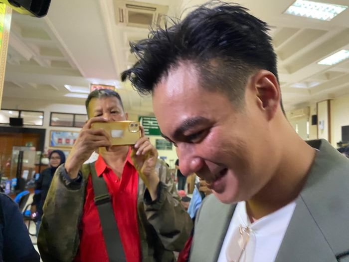 Baim Wong saat tiba di Pengadilan Agama Jakarta Selatan, Senin (28/10/2024).