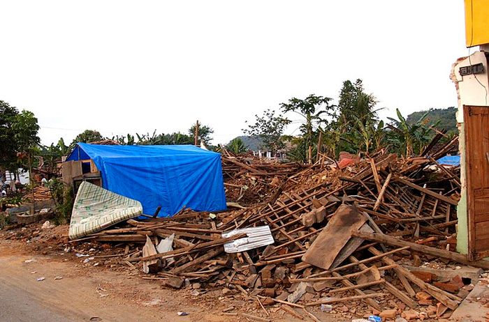 Suasana sehari setelah gempa bumi Yogyakarta pada 28 Mei 2006 di Imogiri, Bantul.