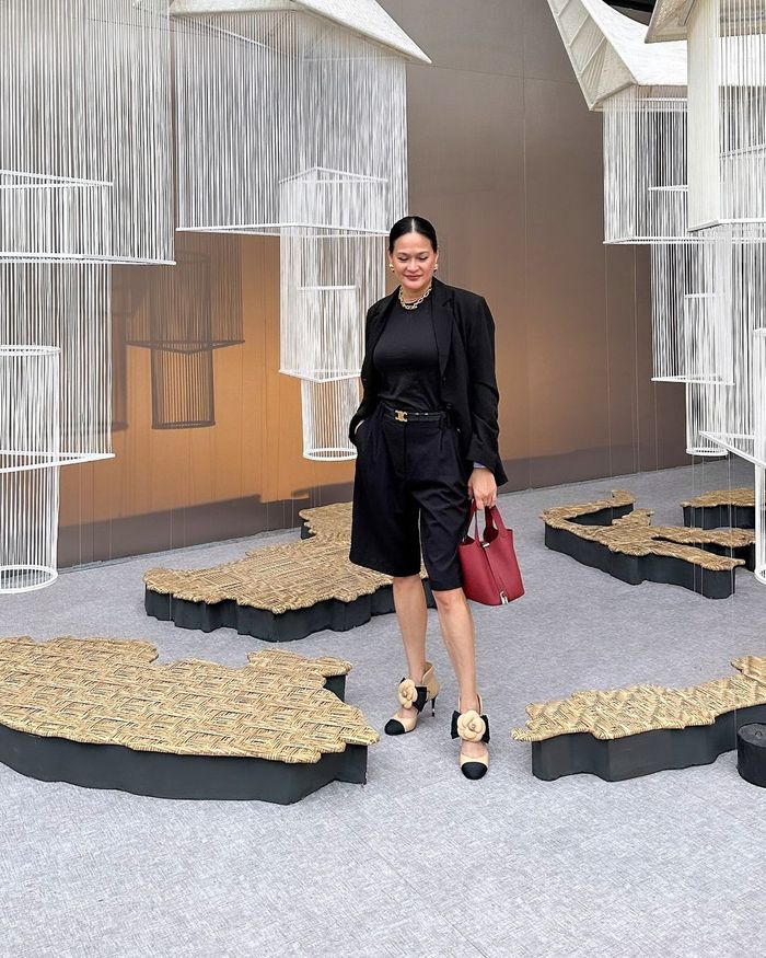 OOTD Donna Harun kenakan outfit serba hitam.