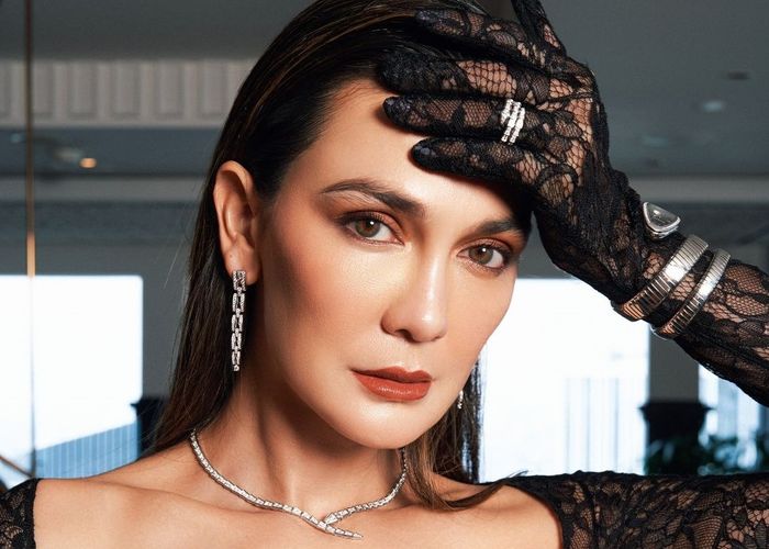 Intip tampilan glamor serba hitam ala Luna Maya!