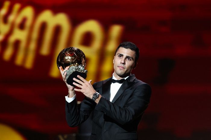 Gelandang Man City dan Tim nasional Spanyol, Rodri, resmi menyabet Ballon d'Or 2024.