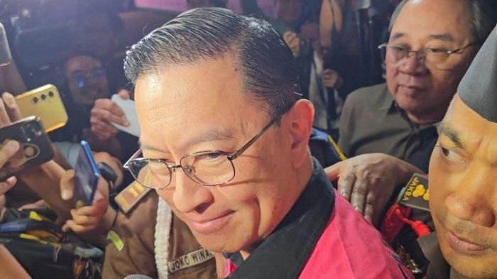 Mantan Menteri Perdagangan Tom Lembong ditahan terkait kasus dugaan korupsi impor gula di Gedung Kejagung, Jakarta Selatan, Selasa (29/10/2024).  