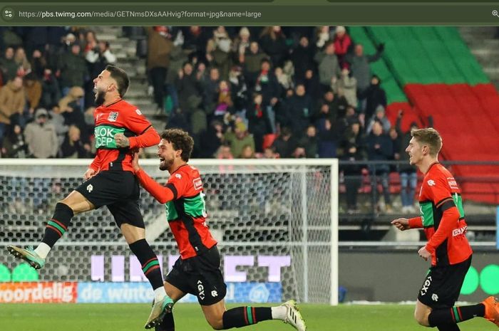 Derbi Indonesia di Piala Belanda antara Calvin Verdonk (kiri) melawan Eliano Reijnders berlangsung sengit dengan kemenangan untuk NEC Nijmegen.