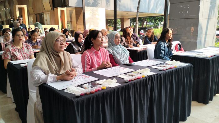 Workshop kreasi lip gloss bersama Mustika  Ratu di Cosmetic Day 2024