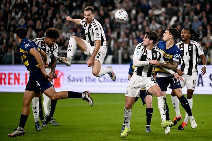 Gelandang Juventus, Weston McKennie, mencetak gol ke gawang Parma pada giornata 10 Liga Italia 2024-2025 di Allianz Stadium, Rabu (30/10/2024).