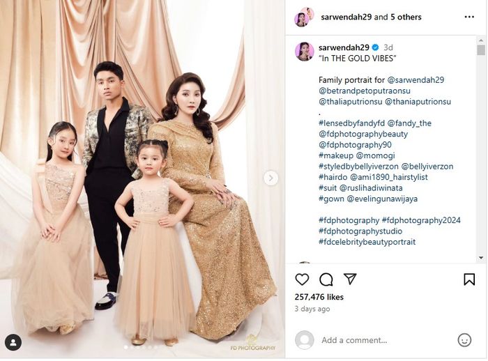 Sarwendah bagikan foto keluarga bareng anak-anaknya.