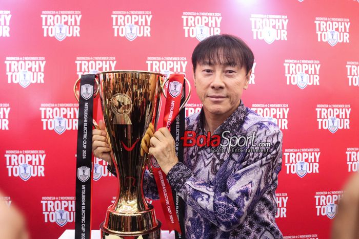 Pelatih timnas Indonesia, Shin Tae-yong, sedang berpose dengan trofi Piala AFF di FX Sudirman,  Senayan, Jakarta, Sabtu (2/11/2024).