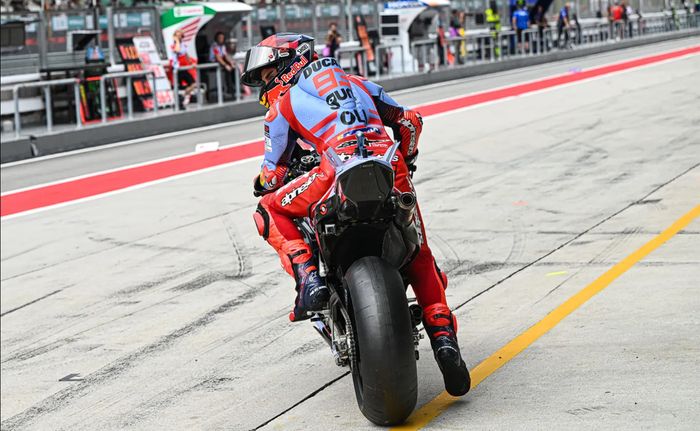 Pembalap Gresini Racing, Marc Marquez, tengah keluar dari paddock untuk menjalani babak kualifikasi 2 MotoGP Malaysia 2024 di Sirkuit Sepang, Sabtu (2/11/2024)