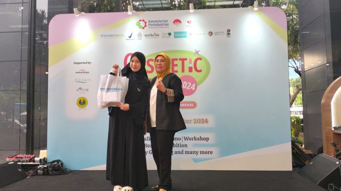 Rumah Masker Indonesia yang menjadi IKM dengan total penjualan tertinggi selama empat hari memasarkan produknya di Cosmetic Day 2024.