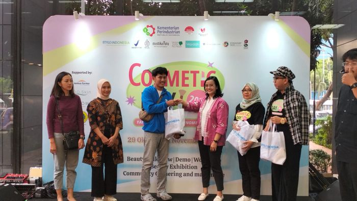 3 IKM yang mendapatkan doorprize di Cosmetic Day 2024