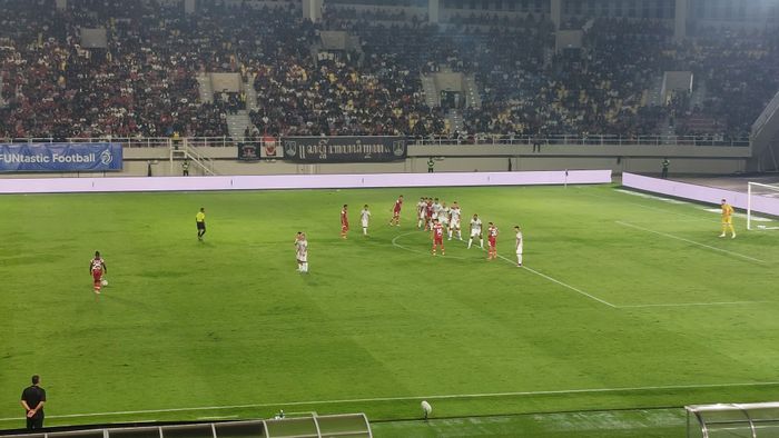 Suasana pertandingan antara Persis Solo melawan PSS Sleman, Minggu (4/11/2024).