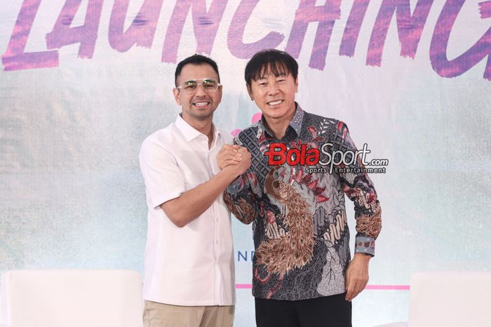 Shin Tae-yong (kanan) dan Raffi Ahmad (kiri) dalam peluncuran STY Foundation di RANS Office, BSD City, Tangerang Selatan, Senin (4/11/2024).