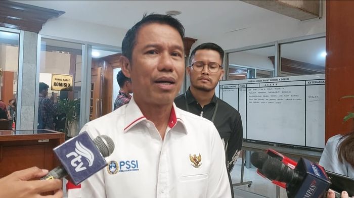 Sekjen PSSI Yunus Nusi saat memberi keterangan kepada awak media di Gedung Nusantara I DPR RI, Senayan, Jakarta, Senin (4/11/2024).