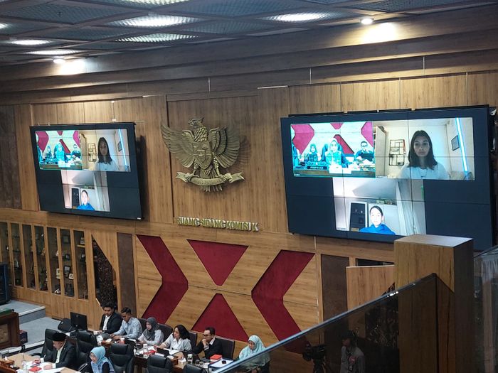  Komisi XIII dan Komisi X DPR RI akhirnya resmi menyetujui proses naturalisasi pemain keturunan Indonesia Kevin Diks, Estella Loupatty dan Noa Leatomy di Gedung Nusantara, Senayan, Jakarta, Senin (4/11/2024).