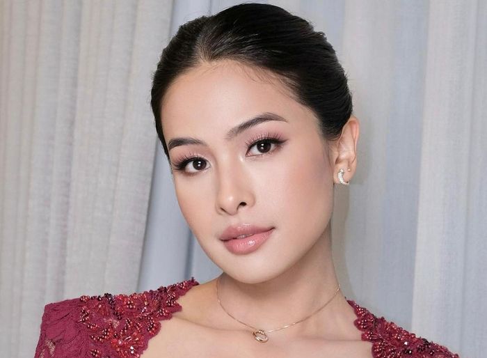 Maudy Ayunda tampil anggun kenakan kebaya merah saat menjadi bridesmaid.