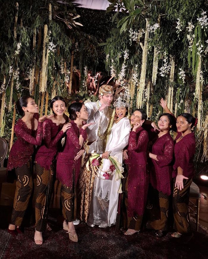 Maudy Ayunda (pojok kiri) dan para bridesmaid di sebuah acara pernikahan.