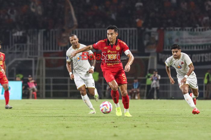 Rizky Ridho (tengah) sedang menguasai bola dalam laga pekan ke-10 Liga 1 2024 antara Persija Jakarta versus Madura United di Stadion Pakansari, Bogor, Jawa Barat, Rabu (6/11/2024).