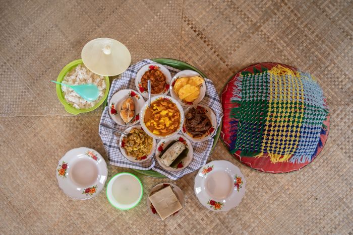 Sajian makanan pada tradisi makan bedulang dalam adat Belitung.