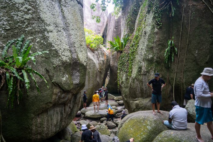 Para peserta Familiarization Trip Belitung Discovery 'dihimpit' batu-batu raksasa di Pulau Kelayang.