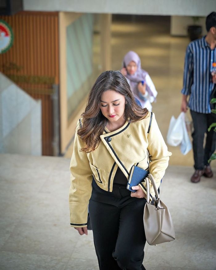 Gaya Nafa Urbach saat ngantor menjadi Anggota DPR RI.