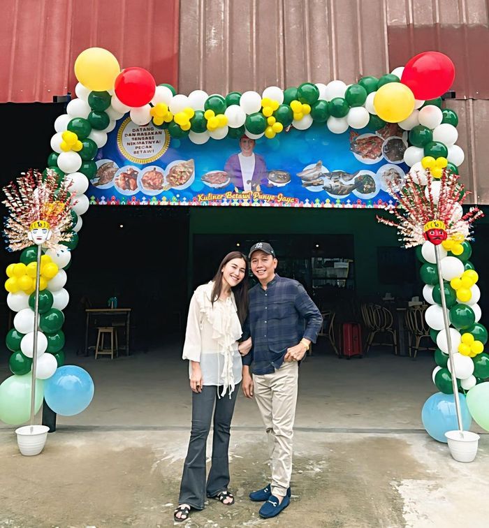 Ayu Ting Ting dan sang ayah, Abdul Rozak, saat pembukaan cabang baru rumah makan "Warung Ayah Rojak".