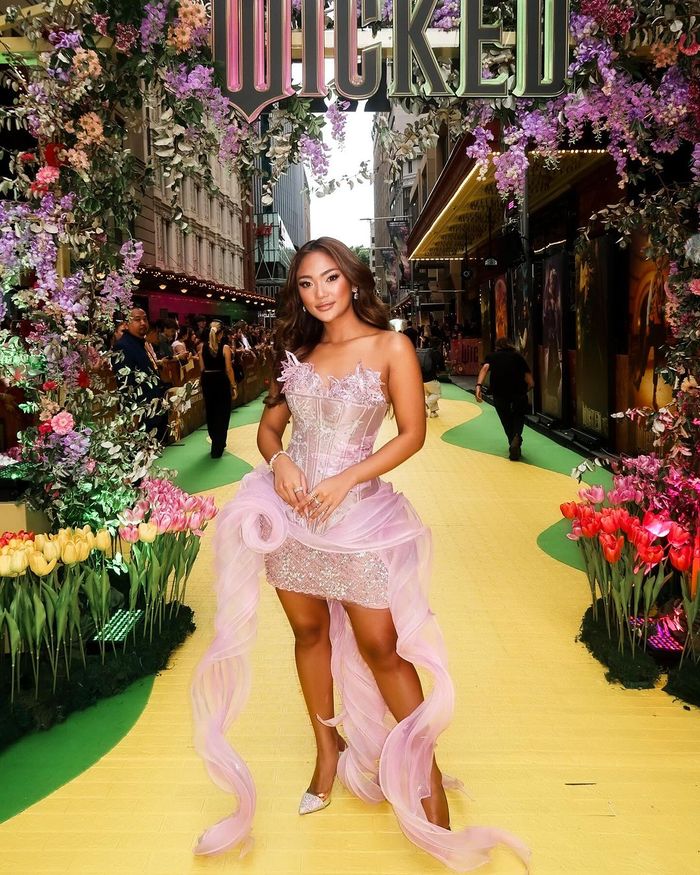 Marion Jola diundang oleh Universal Pictures Indonesia untuk hadir dalam gala premiere film Wicked.