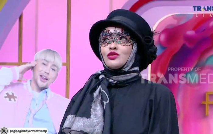 Dokter Detektif alias Doktif tiba-tiba viral di media sosial. Ia rajin melakukan review produk skincare yang diduga abal-abal.