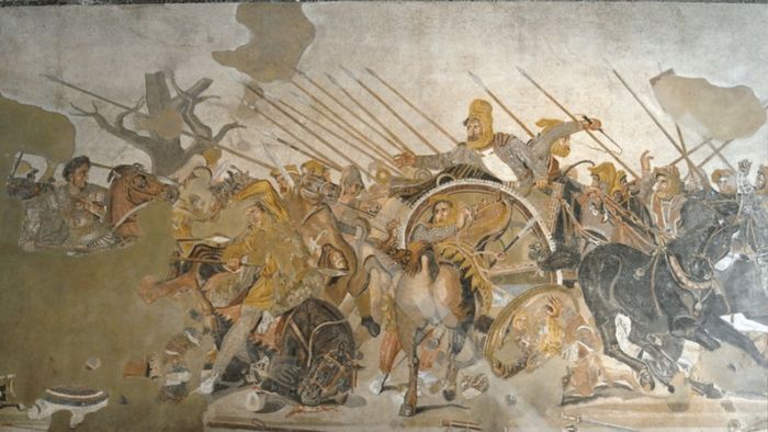 Alexander Agung bertempur di pertempuran Issus melawan Darius III dari Persia dengan pasukan yang menggunakan Sarissa.