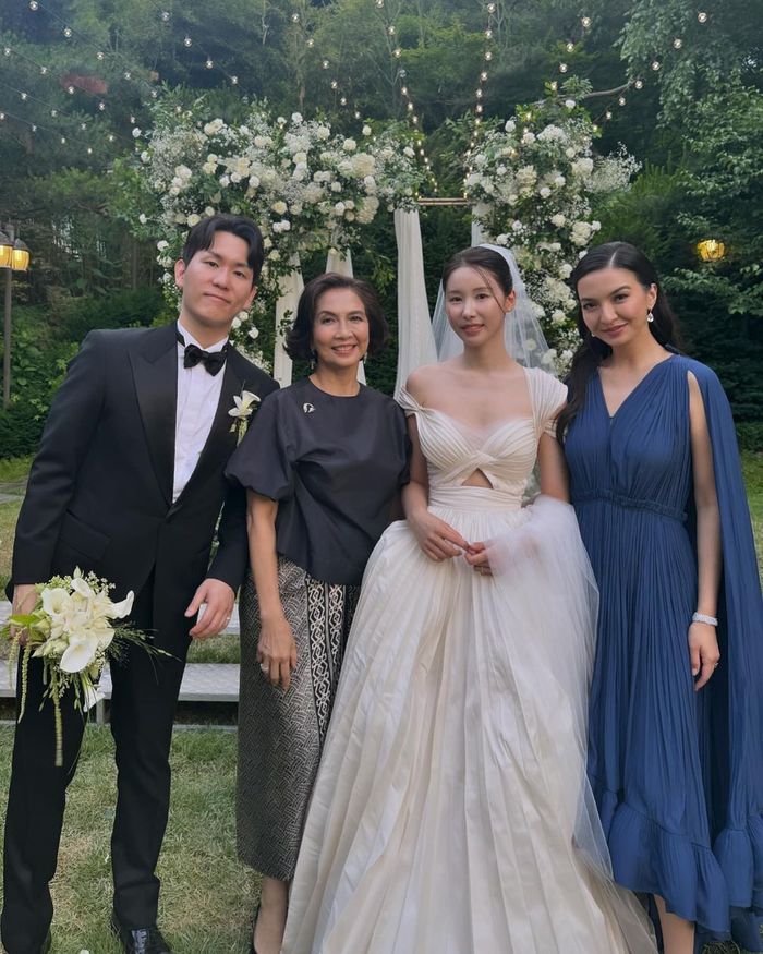 Raline Shah pergi ke acara pernikahan koleganya di Korea Selatan.