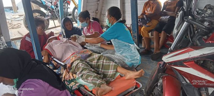 Salah satu kejadian di Flores Timur ketika ada ibu hamil melahirkan di kapal umum ketika sedang ditolong oleh pengendara kesehatan dari YKS.