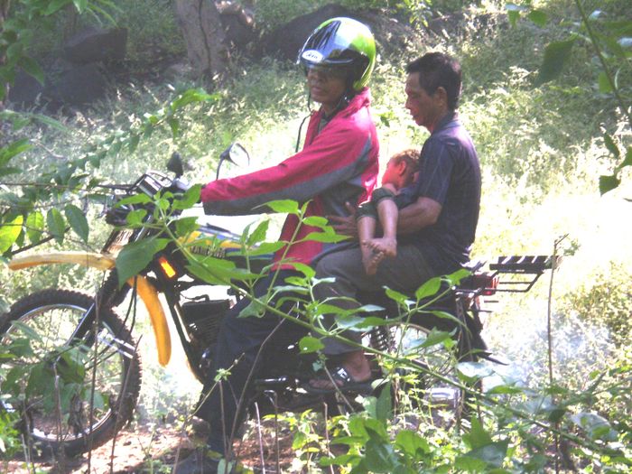 Relawan ambulans motor sedang mengantarkan pasien dari desa pelosok di Flores Timur.